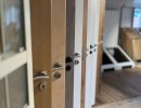 T&uuml;ren stehen nebeneinander in einem Showroom &ndash; zeigt Produktauswahl f&uuml;r T&uuml;ren und Fenster im Fachhandel