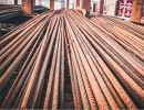 Baustahl liegt geb&uuml;ndelt auf Baustelle &ndash; zeigt typische Materialien zur Betonbewehrung im Hoch- und Tiefbau