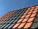 Dachziegel in Rot und Grau gestapelt &ndash; zeigt Materialien f&uuml;r wetterfeste und langlebige Dachkonstruktionen