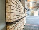 Holzbohlen sind ordentlich im Lager gestapelt &ndash; zeigt Vorrat und Lagerung von Holz f&uuml;r Bau und Innenausbau