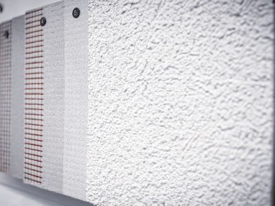 Musterplatten mit Wandputz stehen nebeneinander &ndash; zeigt Auswahl von Wandoberfl&auml;chen f&uuml;r Innen und Au&szlig;en