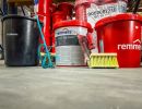 Remmers-Produkte und Werkzeuge ordentlich arrangiert, zeigt Vielfalt chemischer Baustoffe im Einsatz