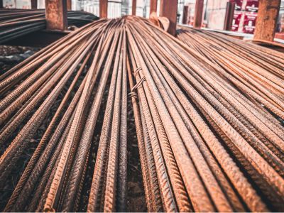 Stahlbewehrung geb&uuml;ndelt auf Baustelle, zeigt spezielle Bauartikel f&uuml;r Stabilit&auml;t und Tragf&auml;higkeit