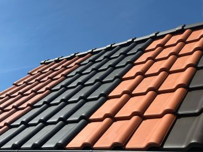 Dachkonstruktion mit Ziegeln und Holzrahmen, zeigt Aufbau und Materialien f&uuml;r wetterfestes Dachsystem